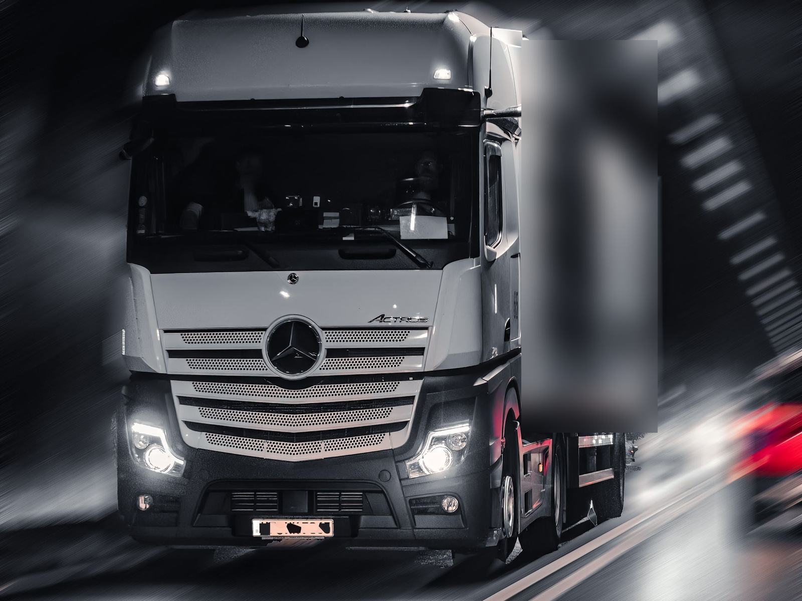 Camion lancé dans un tunnel, phares allumés